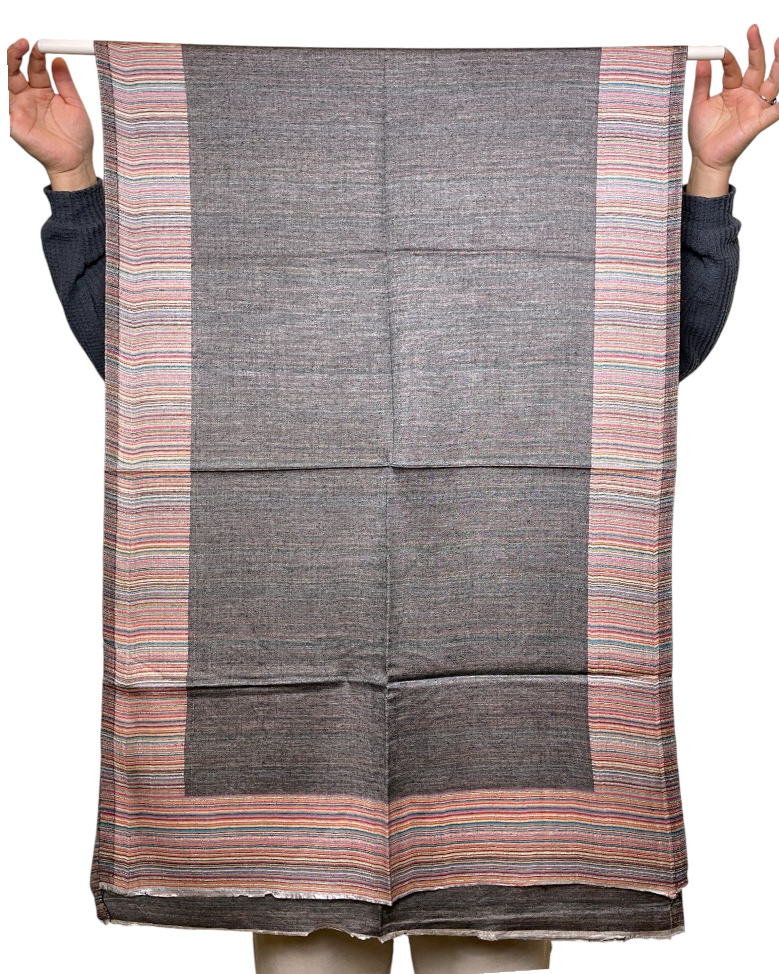 Wendeseite Grau: Grauer Viskoseschal mit Streifenrahmen
