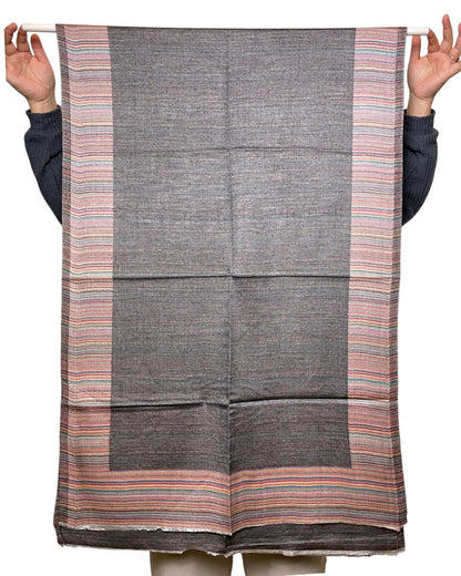 Wendeseite Grau: Grauer Viskoseschal mit Streifenrahmen
