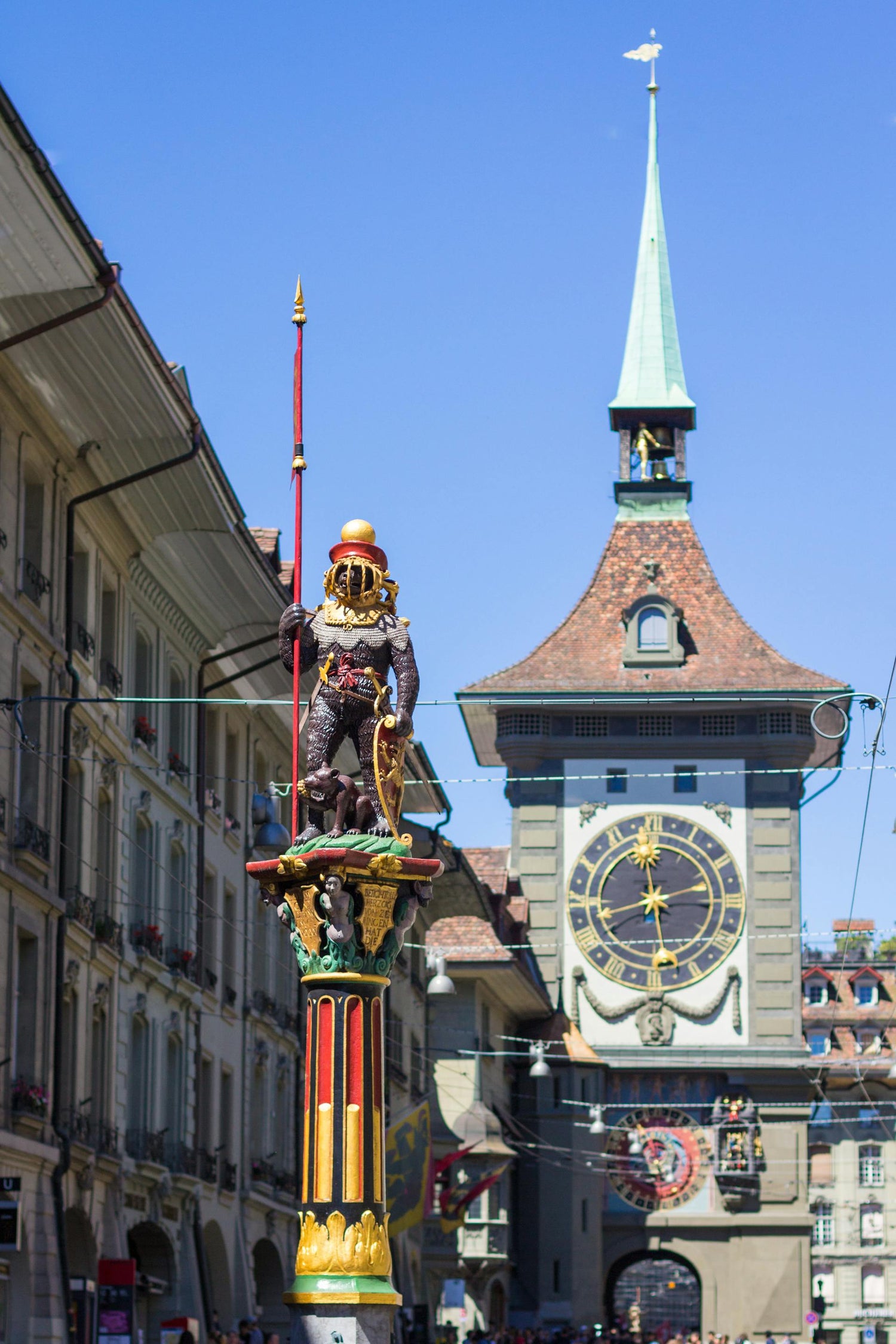 Zähringerbrunnen Zytglogge neben Himalaya Vibes Bern