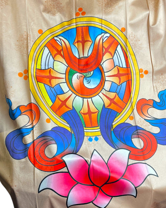 Zentrales Motiv Samtvorhang Potala Collection grosses Dharma-Rad Dharmachakra auf beigem Grund