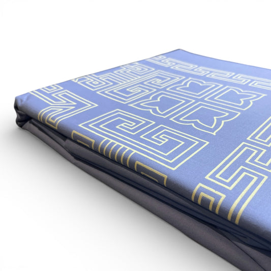 Zusammengelegte hellblaue Bettwaesche Potala Collection mit traditionellen tibetischen Mustern