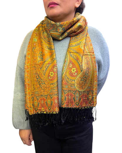 Amber Teal Sanctuary Paisley Schal aus Indien, getragen – Himalaya Vibes Bern
