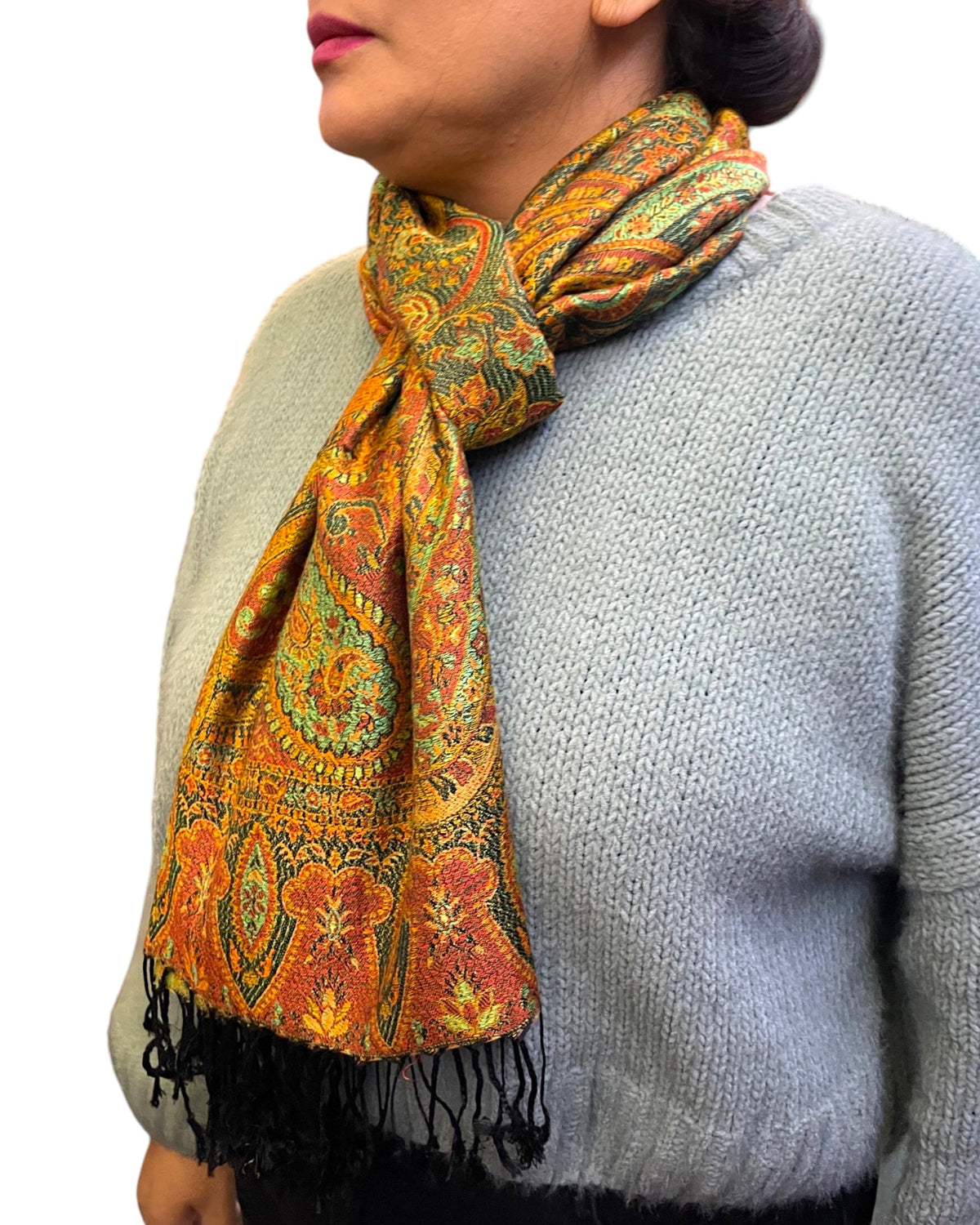 Paisley Seidenschal geknotet getragen – Himalaya Vibes Bern