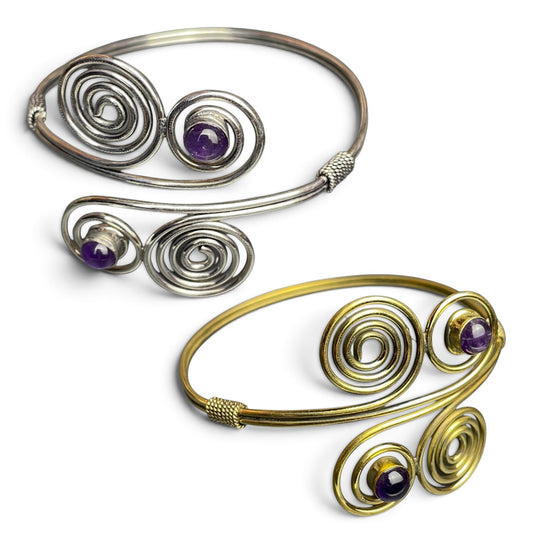 Armreif Vierfachspirale mit Amethyst – Messing, verstellbar