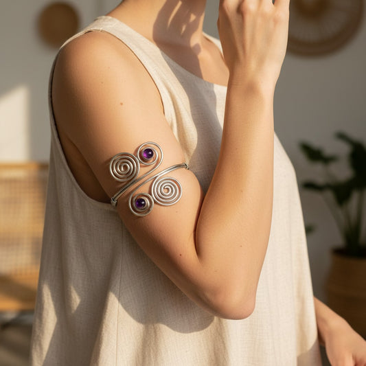 Armreif Vierfachspirale mit Amethyst – Messing, verstellbar