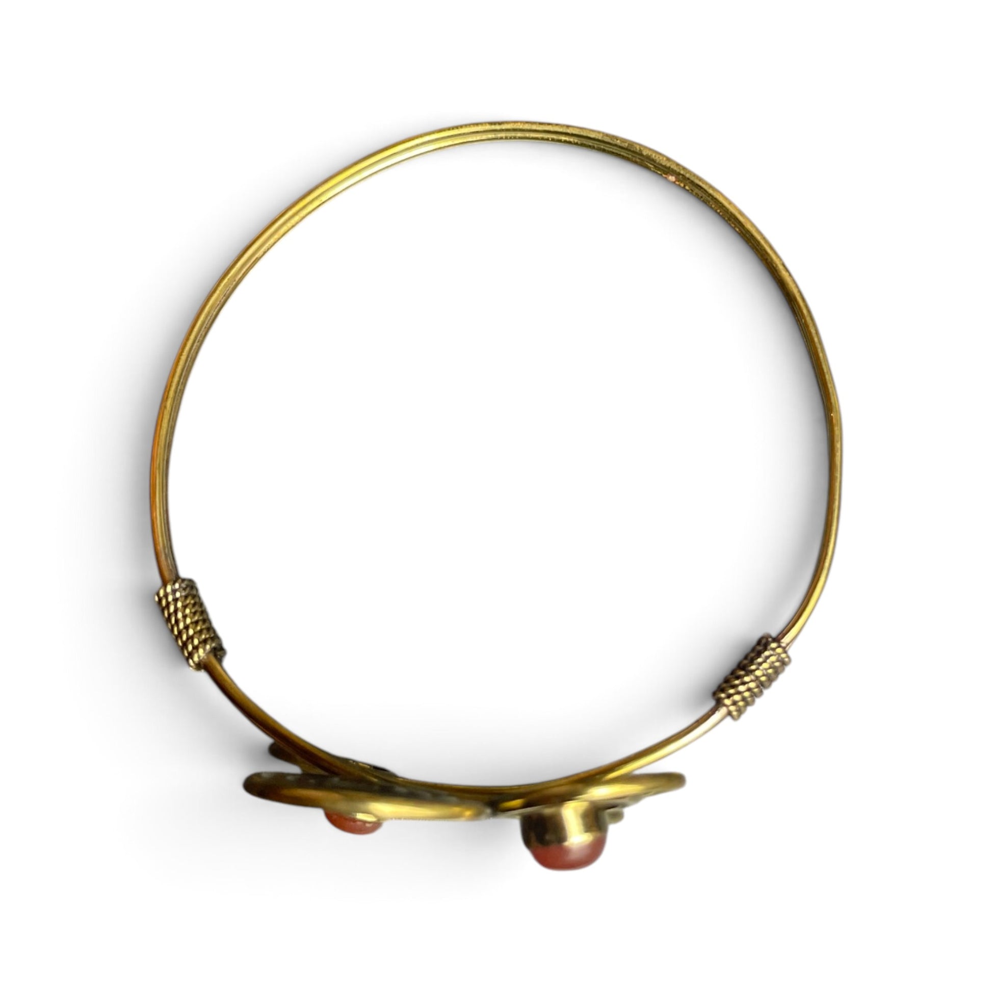 Armreif Vierfachspirale mit Karneol, goldfarben, Rundansicht – Himalaya Vibes Bern