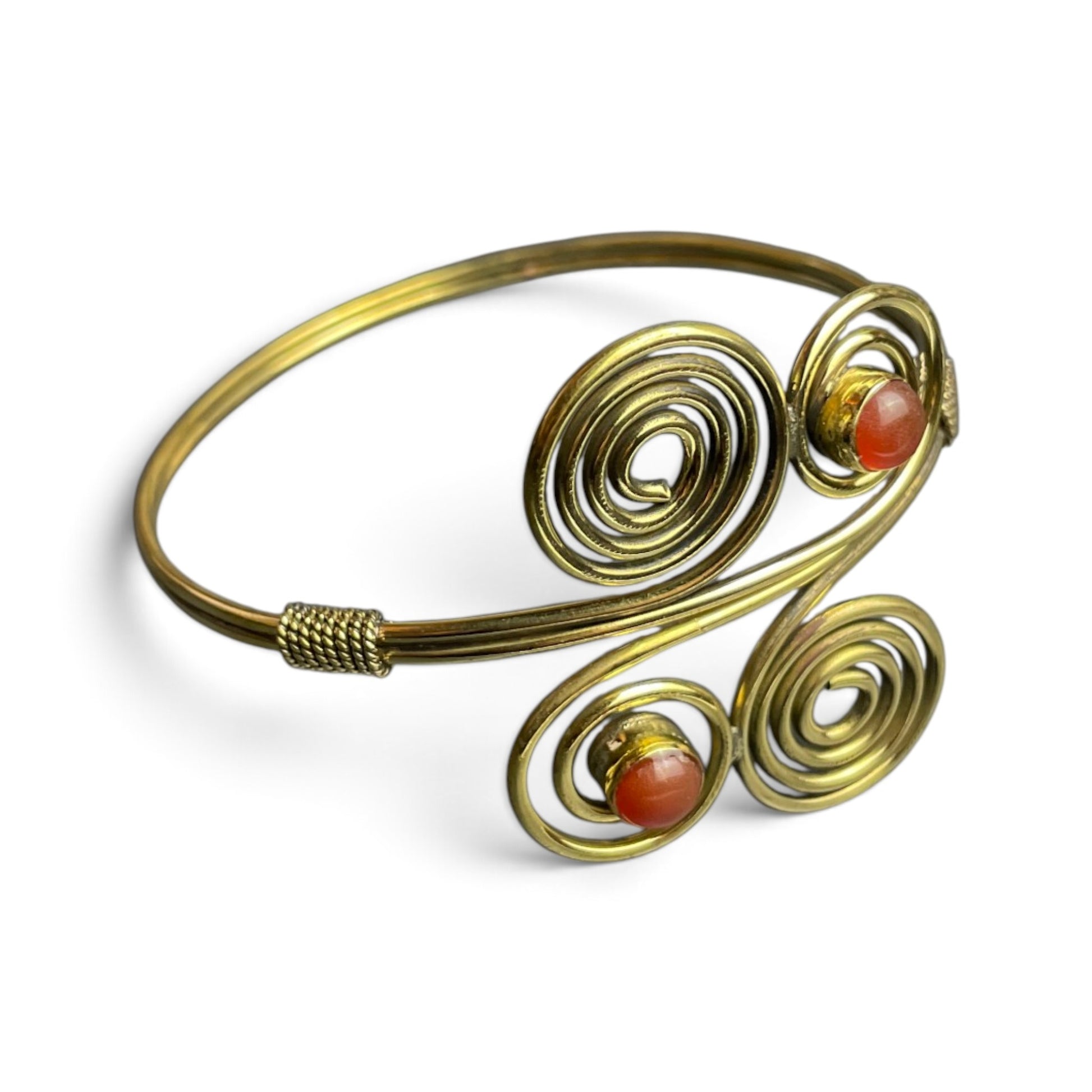 Armreif Vierfachspirale mit Karneol, goldfarben, Seitenansicht – Himalaya Vibes Bern