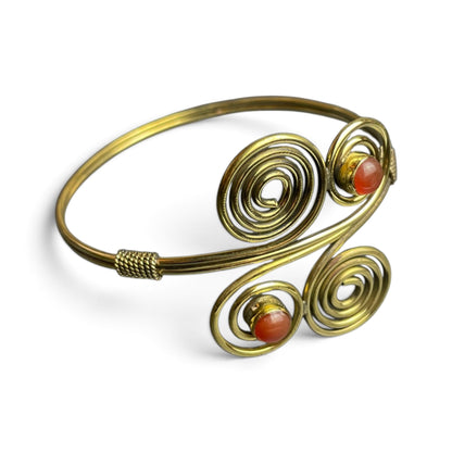 Armreif Vierfachspirale mit Karneol, goldfarben, Seitenansicht – Himalaya Vibes Bern