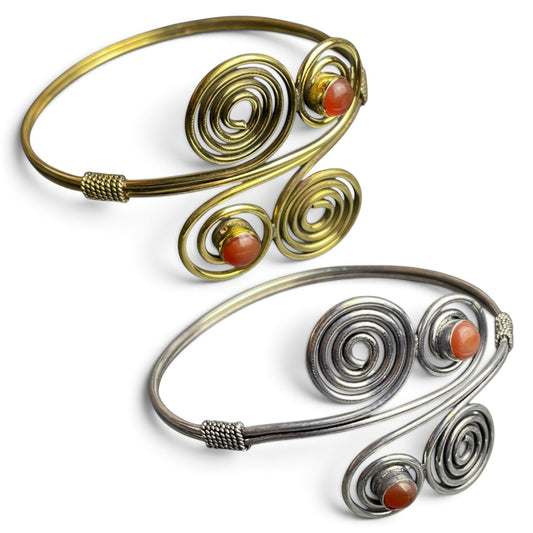 Armreif Vierfachspirale mit Karneol goldfarben und silberfarben im Vergleich – Himalaya Vibes Bern