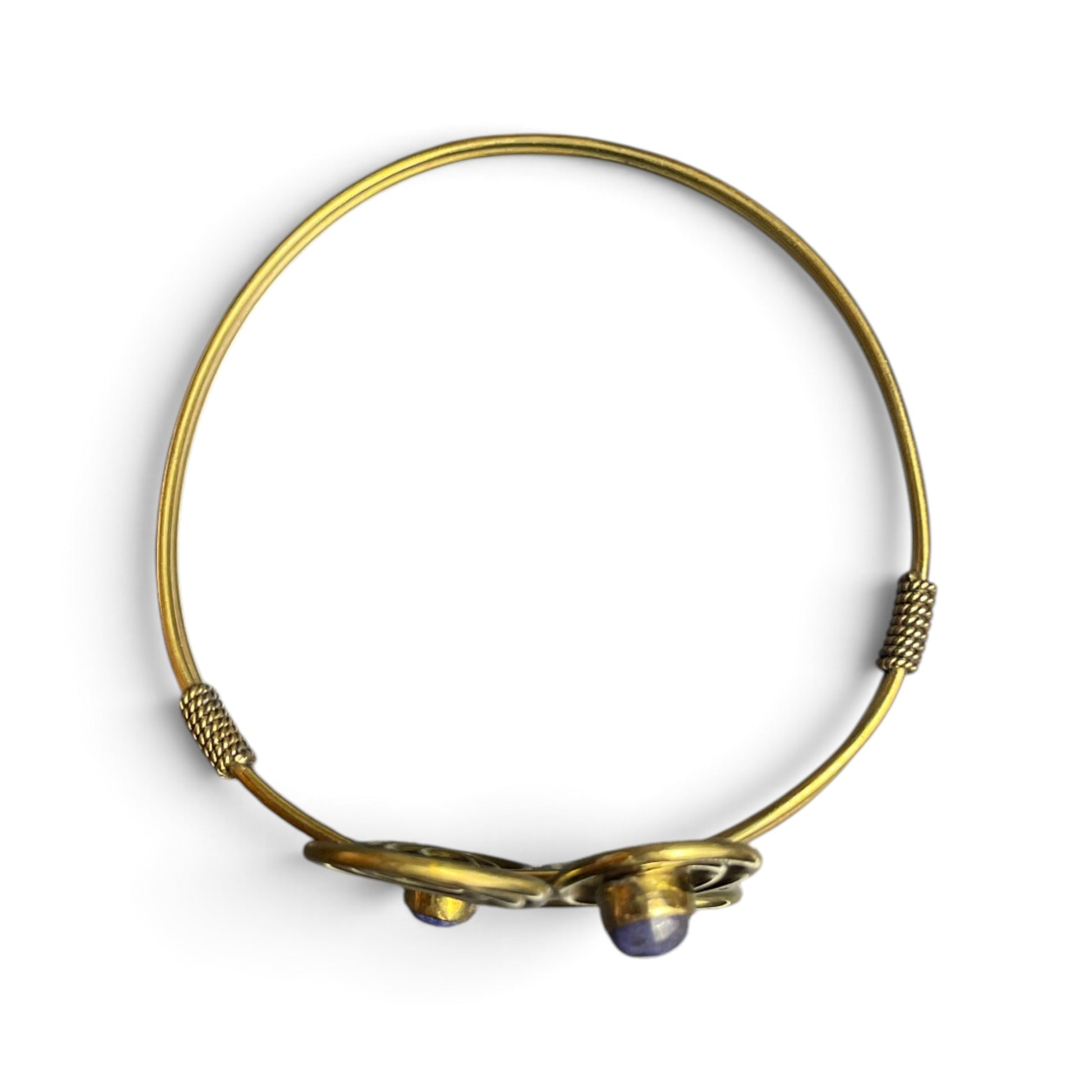 Armreif Vierfachspirale mit Lapis Lazuli, goldfarben, Rundansicht – Himalaya Vibes Bern
