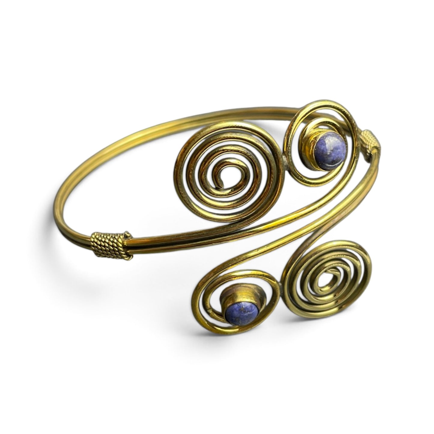 Armreif Vierfachspirale mit Lapis Lazuli, goldfarben, Seitenansicht – Himalaya Vibes Bern