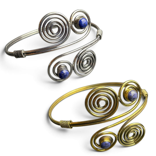 Armreif Vierfachspirale mit Lapis Lazuli goldfarben und silberfarben im Vergleich – Himalaya Vibes Bern