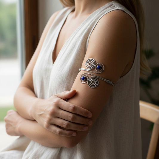 Armreif Vierfachspirale mit Lapis Lazuli silberfarben getragen am Oberarm – Himalaya Vibes Bern