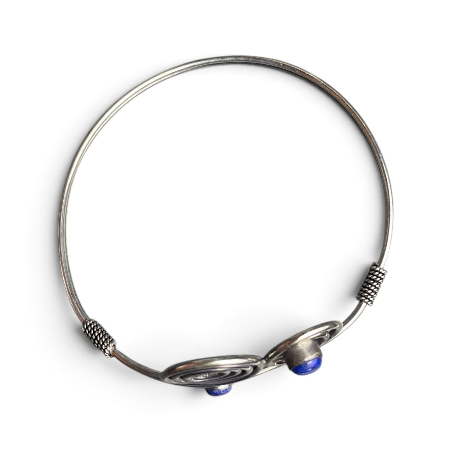 Armreif Vierfachspirale mit Lapis Lazuli, silberfarben, Rundansicht – Himalaya Vibes Bern