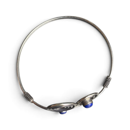 Armreif Vierfachspirale mit Lapis Lazuli, silberfarben, Rundansicht – Himalaya Vibes Bern