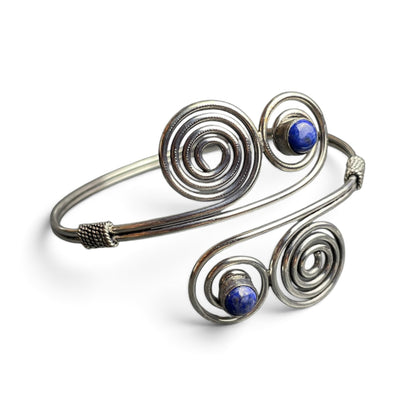 Armreif Vierfachspirale mit Lapis Lazuli, silber, Seitenansicht – Himalaya Vibes Bern