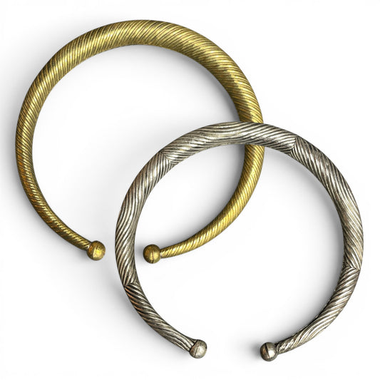 Tibetischer Armreif aus Messing, goldfarben und silberfarben veredelt – Himalaya Vibes Bern
