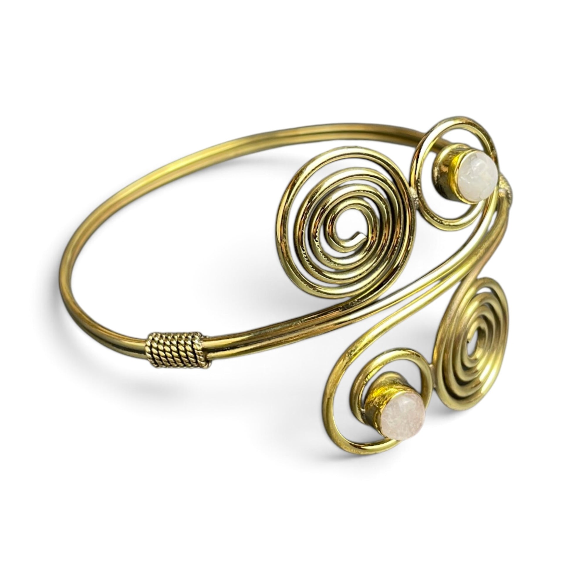 Armreif Vierfachspirale mit Mondstein, goldfarben, Seitenansicht – Himalaya Vibes Bern