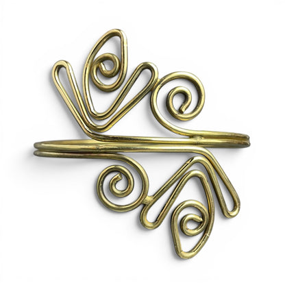 Goldfarbener Armreif mit filigranem Ornament aus Messing – Himalaya Vibes Bern