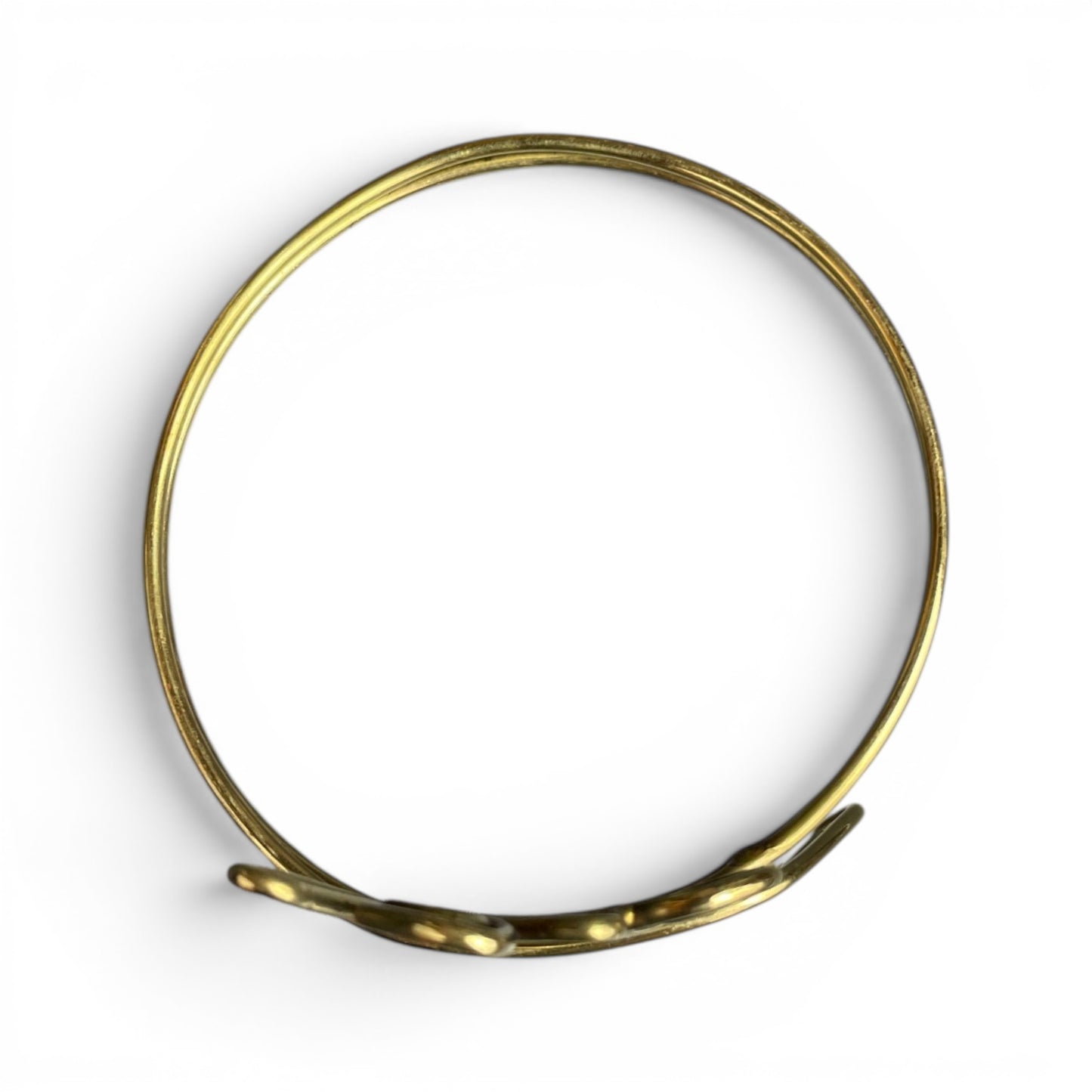Seitenansicht des goldfarbenen Ornament-Armreifs aus Messing