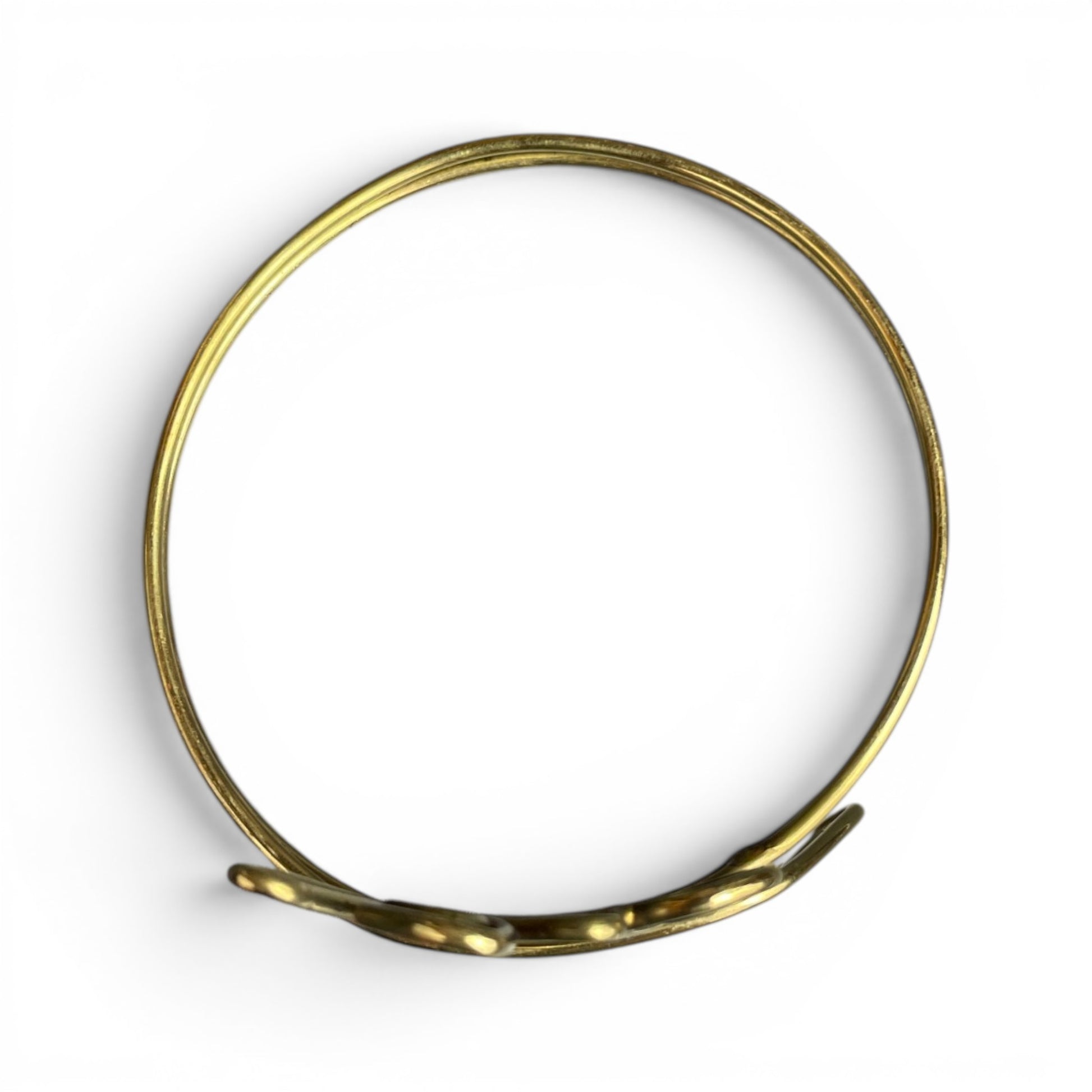 Seitenansicht des goldfarbenen Ornament-Armreifs aus Messing
