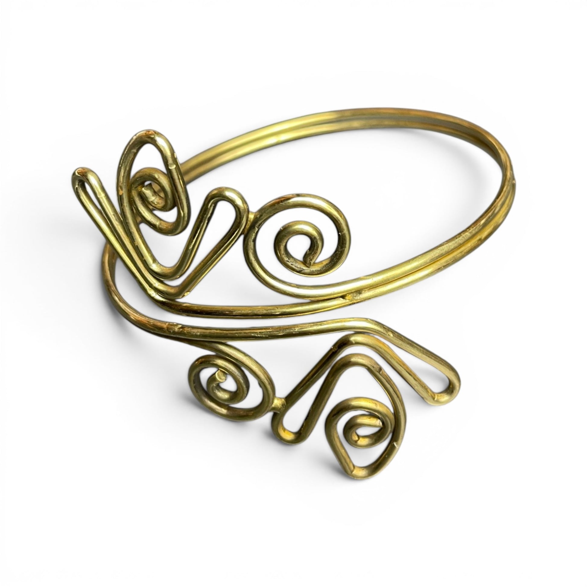 Detailansicht des goldfarbenen Ornament-Armreifs aus Messing