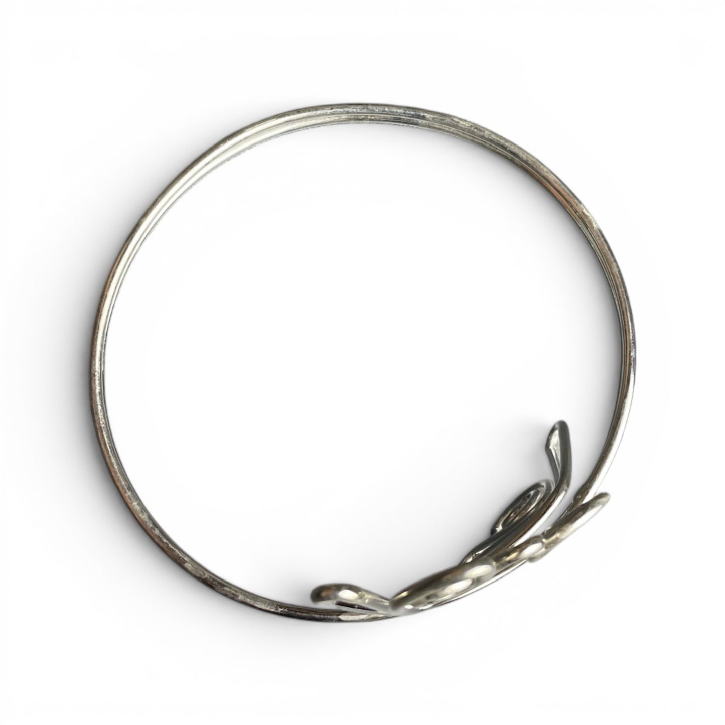 Seitenansicht des silberfarbenen Ornament-Armreifs aus Messing