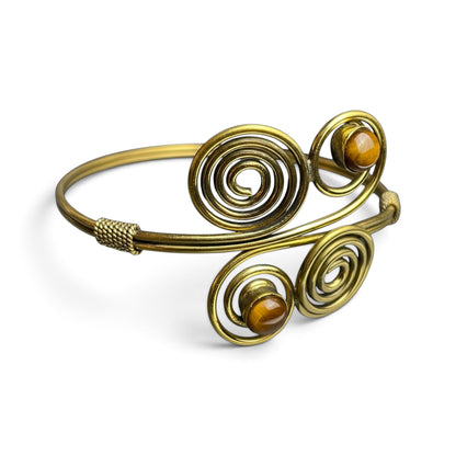Armreif Vierfachspirale mit Tigerauge, goldfarben, Seitenansicht – Himalaya Vibes Bern