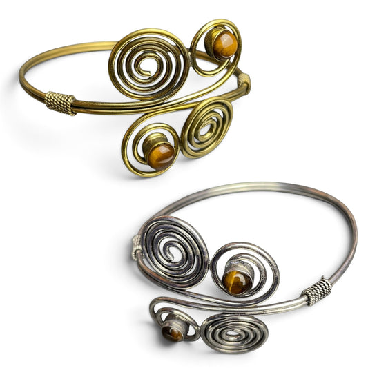 Armreif Vierfachspirale mit Tigerauge goldfarben und silberfarben im Vergleich – Himalaya Vibes Bern