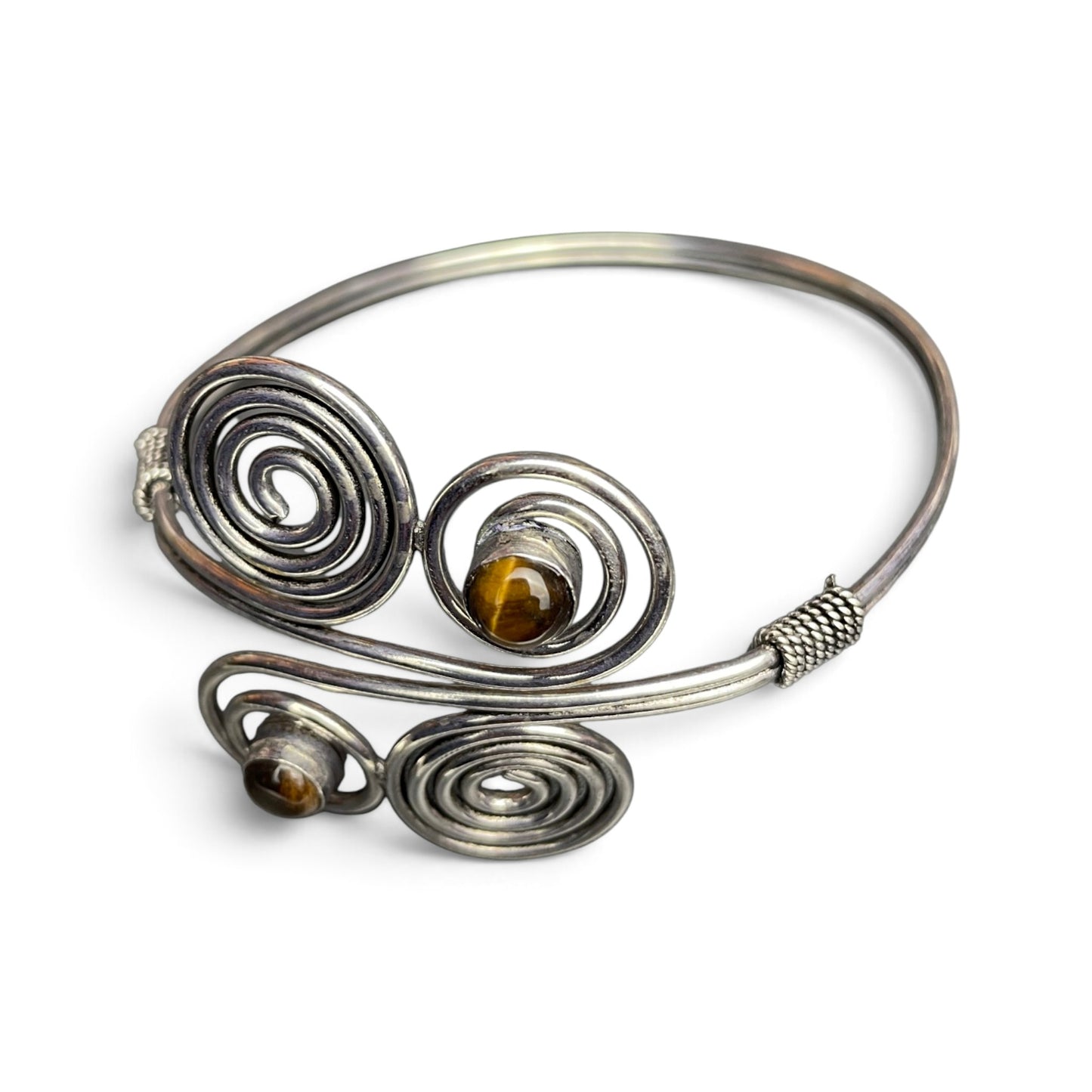 Armreif Vierfachspirale mit Tigerauge, silberfarben, Schrägansicht – Himalaya Vibes Bern