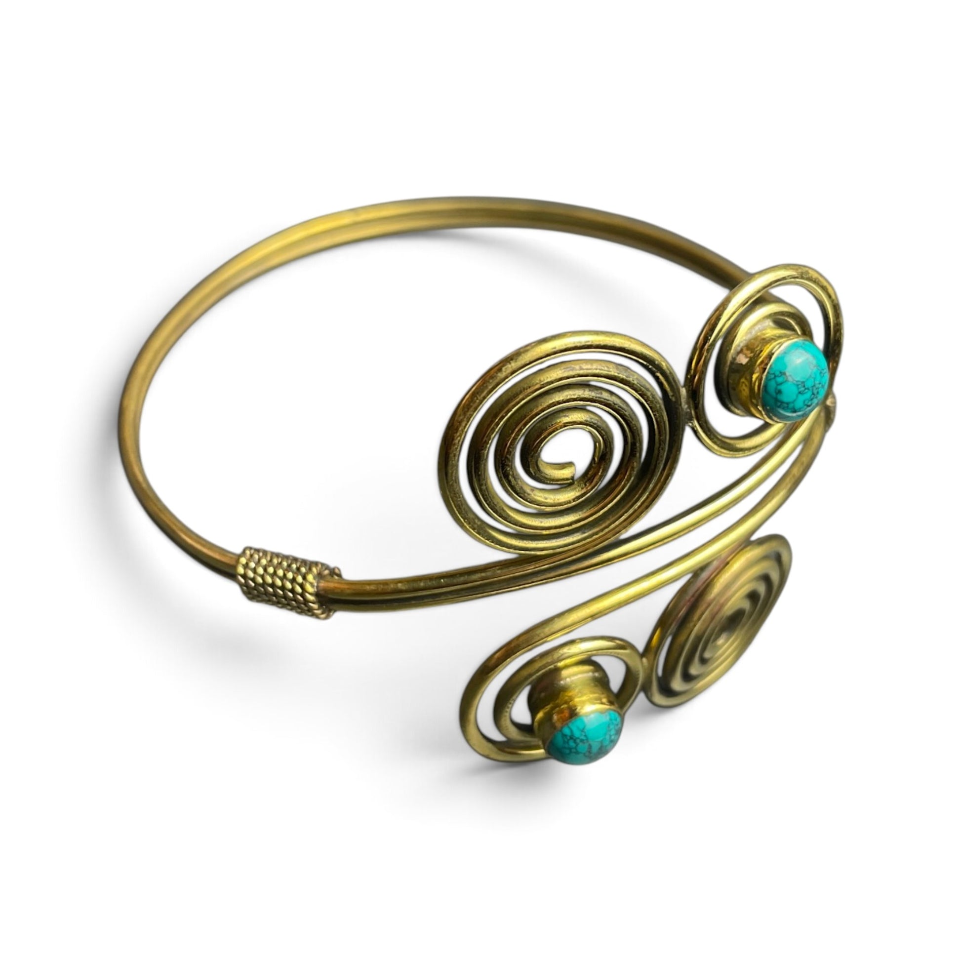 Armreif Vierfachspirale mit Türkis, goldfarben, Seitenansicht – Himalaya Vibes Bern