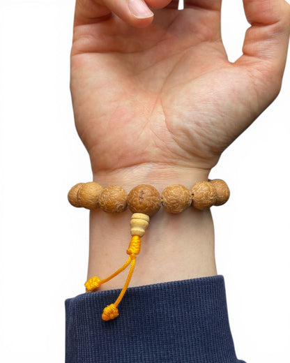 Unterseite des Mala Armbands am Handgelenk mit Fokus auf den traditionellen Verschluss.