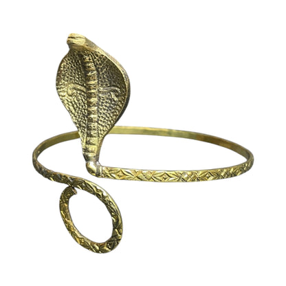 Cobra-Armreif aus Messing, goldfarben, Detail Körper und Schlaufe – Himalaya Vibes Bern
