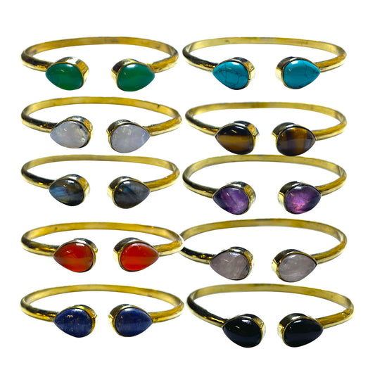 Armreif Stone Drops Messing Gold 10 Naturstein Variationen in verschiedenen Farben und Designs.