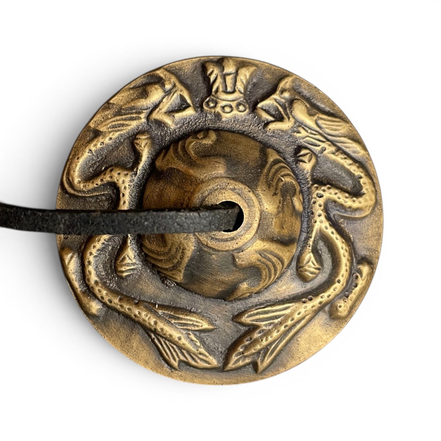 Drachen-Zimbeln Tingsha 6.5 cm – Detail der Drachen-Gravur auf der Oberseite aus Messing