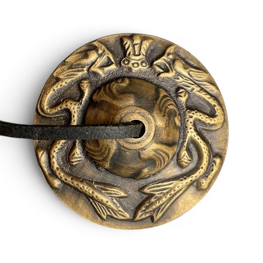 Drachen-Zimbeln Tingsha 6.5 cm – Detail der Drachen-Gravur auf der Oberseite aus Messing