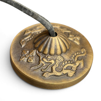 Drachen-Zimbeln Tingsha 6cm Kuppe Nahaufnahme – Fächermotiv Drache Detail, Himalaya Vibes Bern
