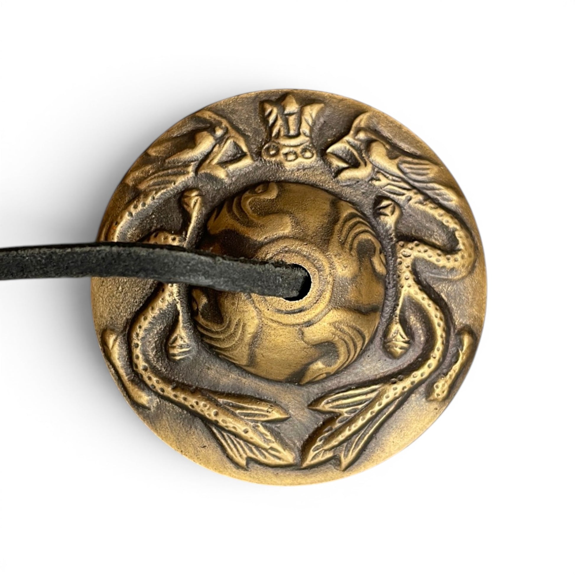 Drachen-Zimbeln Tingsha 7 cm – Detail der traditionellen Drachen-Gravur aus Messing