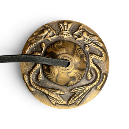Drachen-Zimbeln Tingsha 7 cm – Detail der traditionellen Drachen-Gravur aus Messing