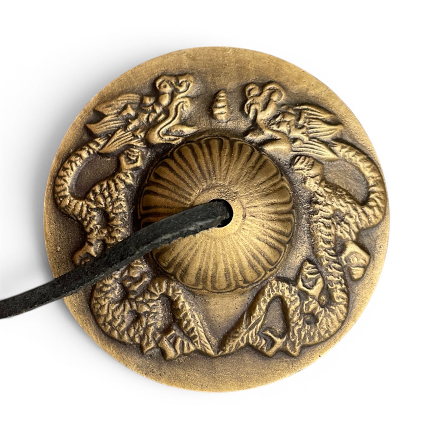 Drachen-Zimbeln Tingsha 8 cm – Detail der traditionellen Drachen-Gravur aus Messing