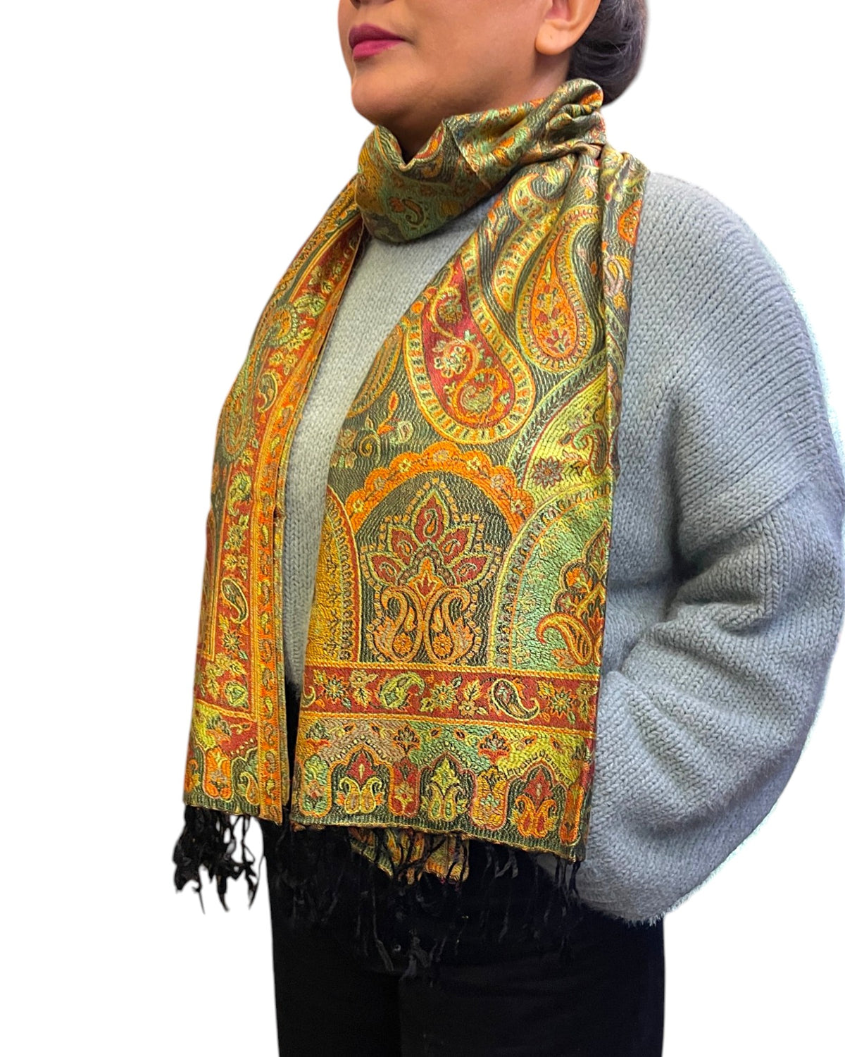 Emerald Garnet Garden Paisley Schal aus Indien, getragen – Himalaya Vibes Bern