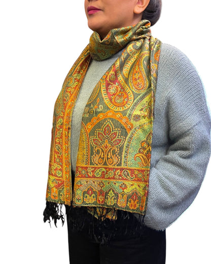Emerald Garnet Garden Paisley Schal aus Indien, getragen – Himalaya Vibes Bern