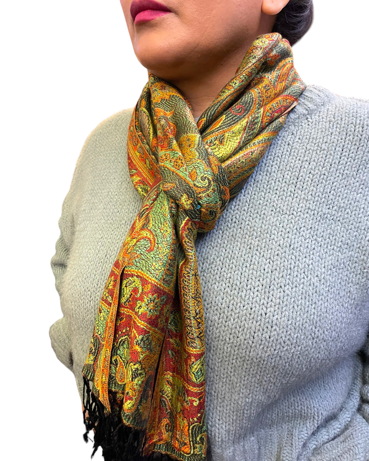 Paisley Schal Smaragdgrün und Orange, geknotet getragen – Himalaya Vibes Bern