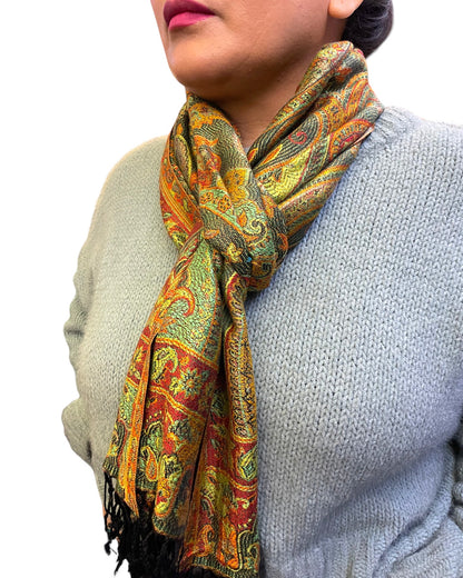 Paisley Schal Smaragdgrün und Orange, geknotet getragen – Himalaya Vibes Bern