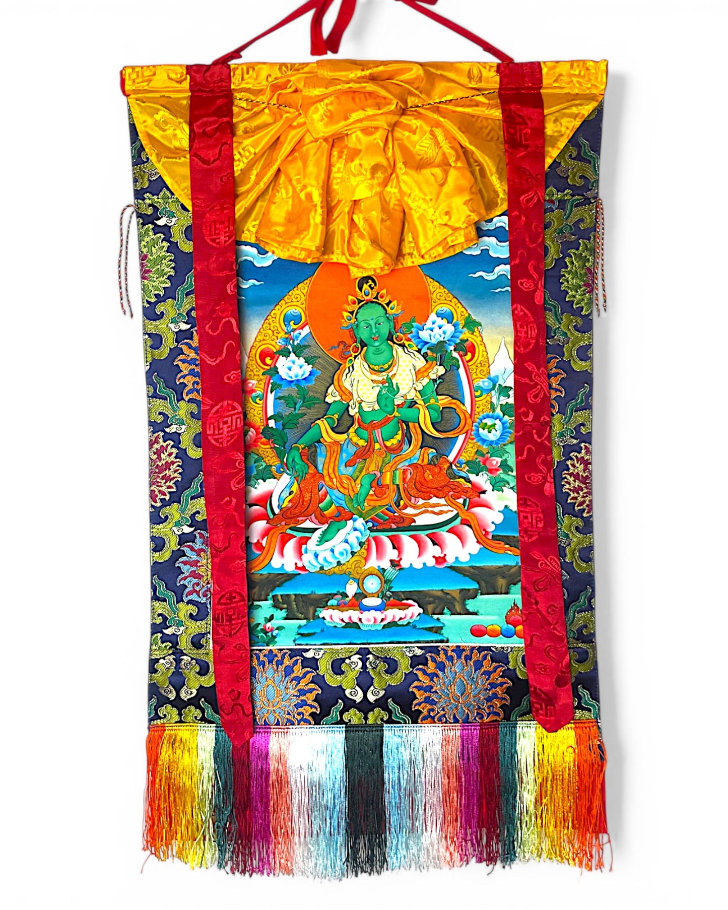 Gruene Tara Thangka mit dekorativ gerafftem Schutzvorhang an der Oberseite.