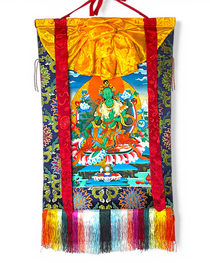 Gruene Tara Thangka mit dekorativ gerafftem Schutzvorhang an der Oberseite.