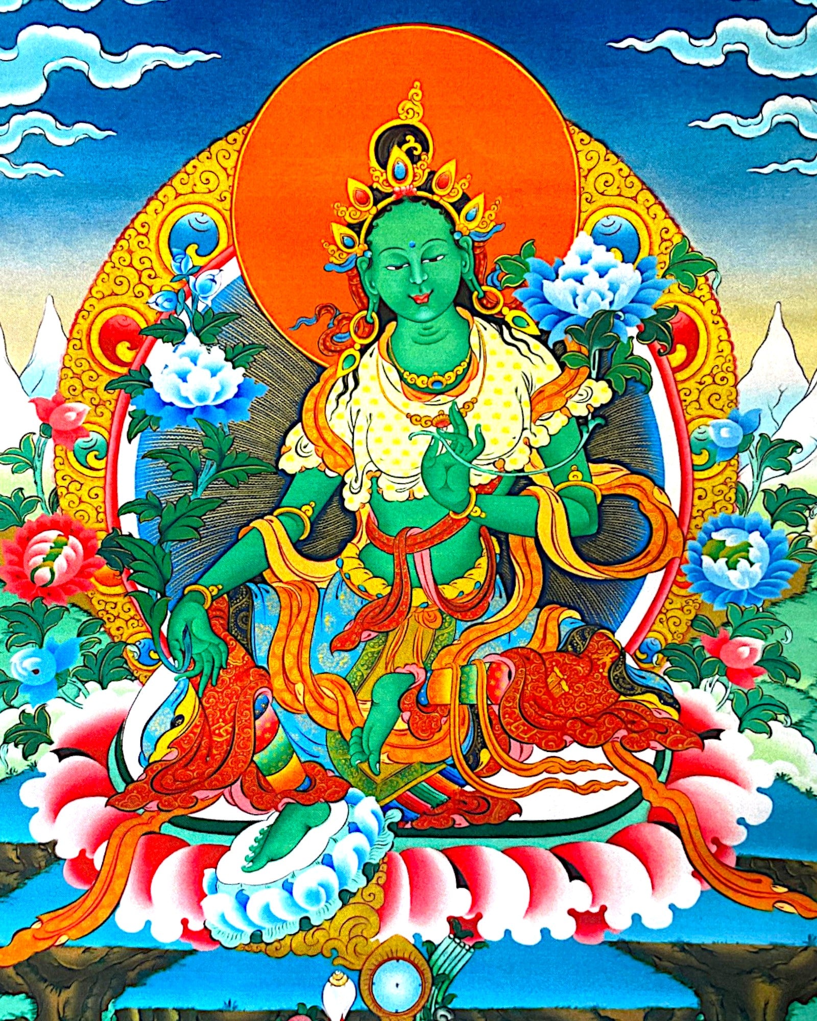 Nahaufnahme der Gruenen Tara auf einem tibetischen Thangka aus Seide und Gold.