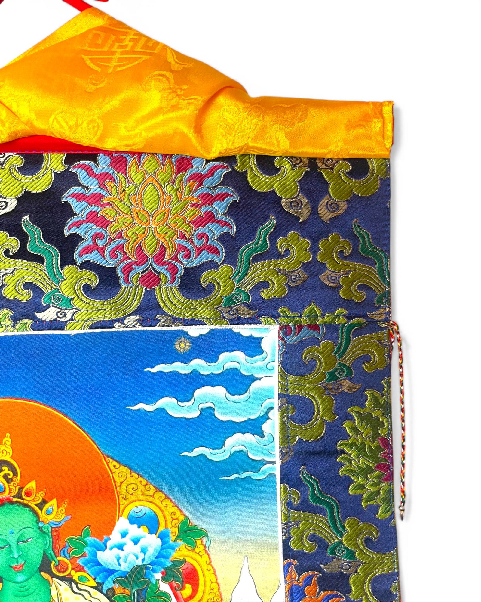 Detail der oberen Aufhaengung und des Brokatstoffs des Gruene Tara Thangkas.