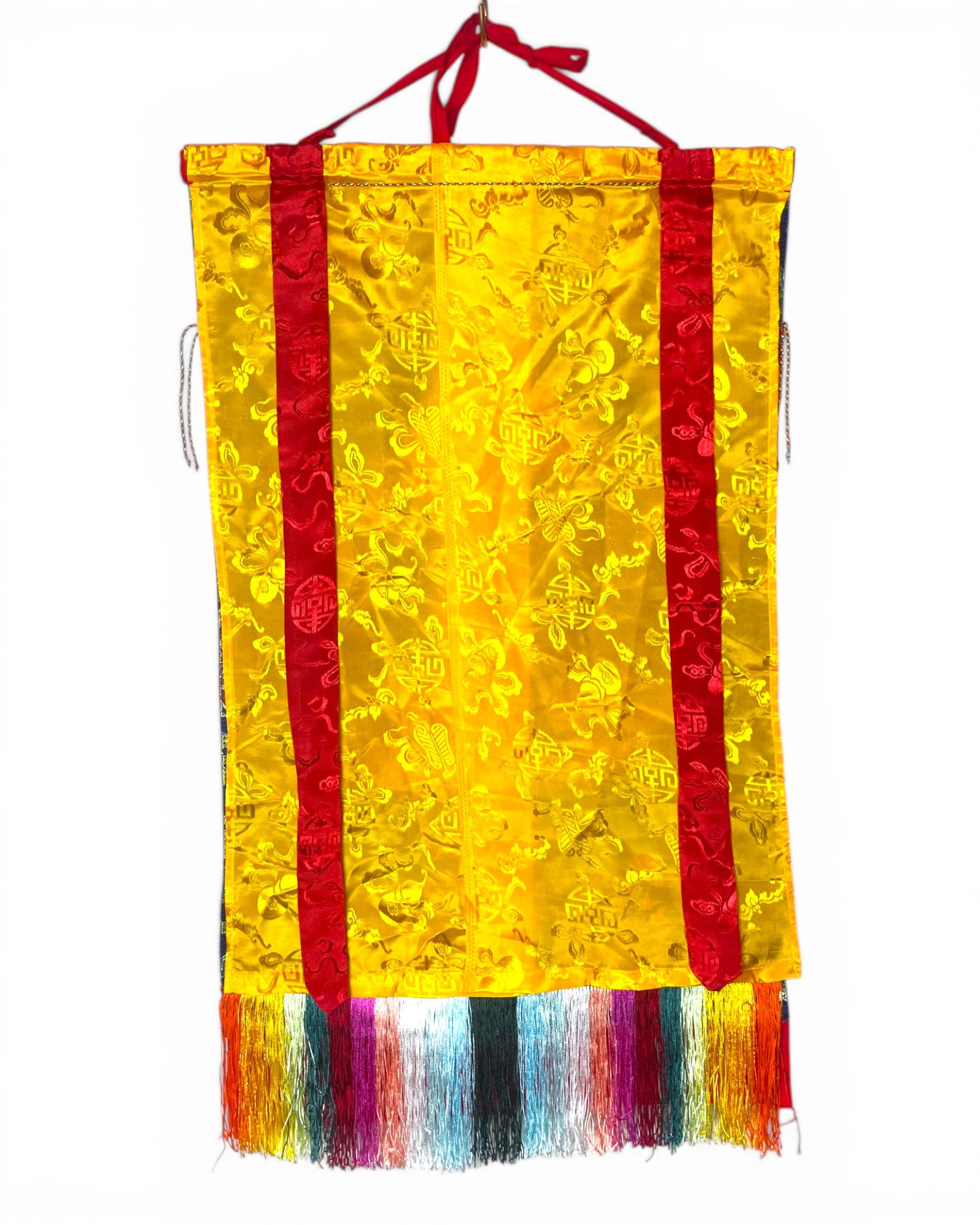 Tibetisches Thangka mit heruntergelassenem gelben Seidenschutzvorhang.