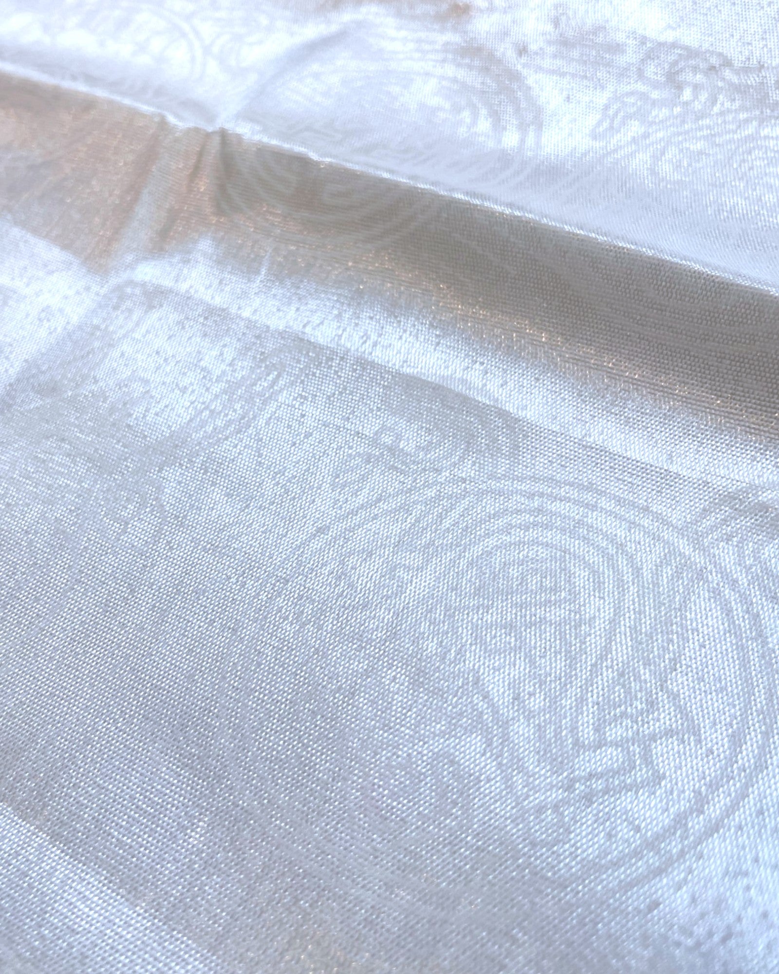 Fokus auf die traditionellen Muster und Symbole eines weißen tibetischen Khata Schals.